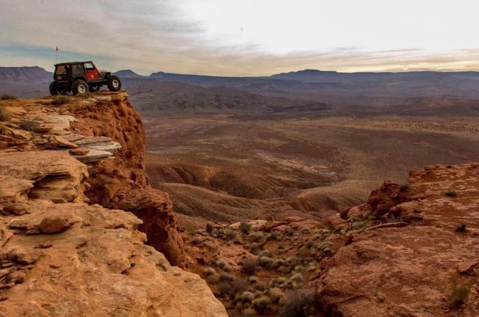 Jeep Wrangler leo lên đỉnh sa thạch