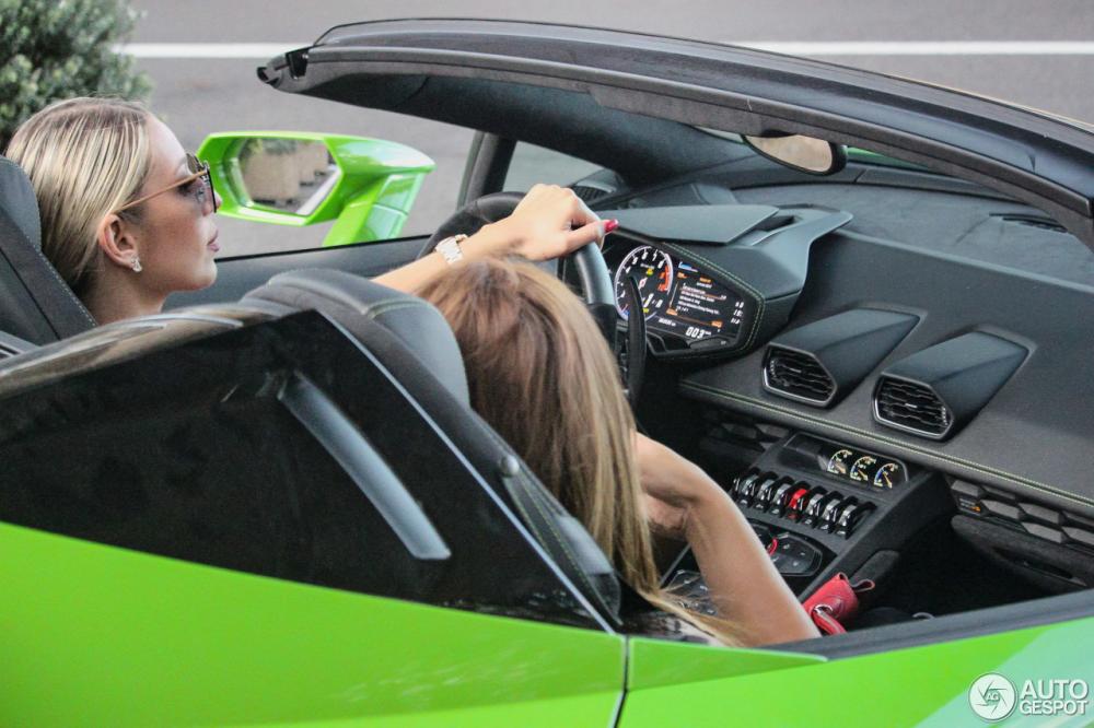 Hot girl lái Lamborghini Huracan Spyder