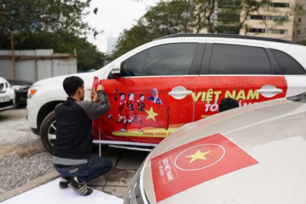 Bóc decal cổ động U23 Việt Nam sai cách, chủ xe mất tiền triệu để sơn lại