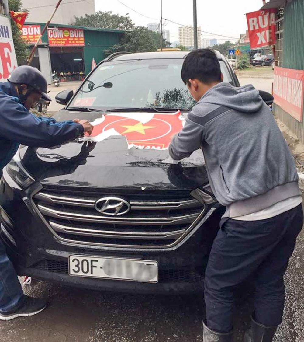 Bóc decal cổ động U23 Việt Nam sai cách, chủ xe mất tiền triệu để sơn lại