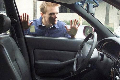 Chủ xe ô tô nên làm gì khi nạn cướp giật hoành hành?