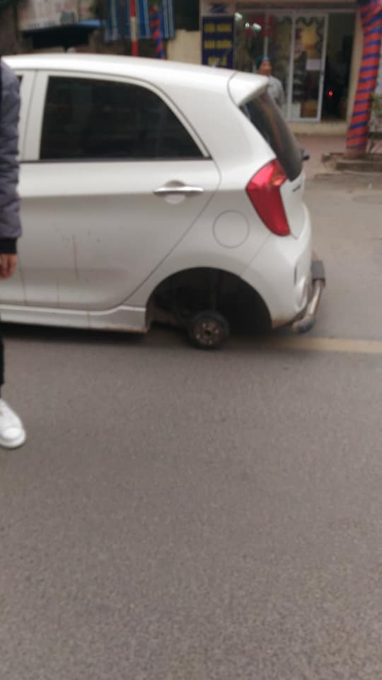 Kia Morning rụng bánh