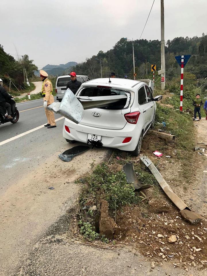 Hyundai Grand i10 bị dải ta-luy đâm xuyên Hyundai Grand i10 bị dải ta-luy đâm xuyên