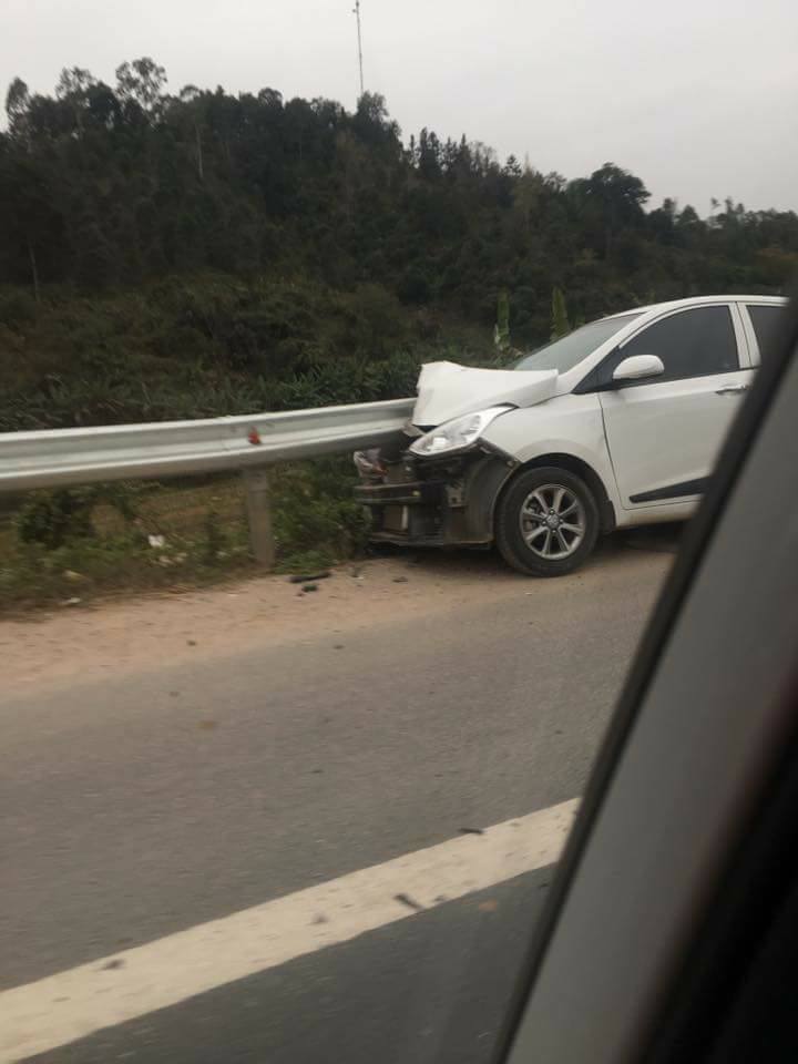 Hyundai Grand i10 bị dải ta-luy đâm xuyên Hyundai Grand i10 bị dải ta-luy đâm xuyên