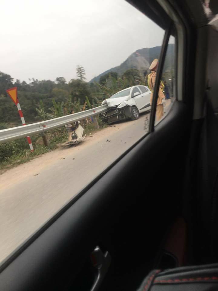 Hyundai Grand i10 bị dải ta-luy đâm xuyên Hyundai Grand i10 bị dải ta-luy đâm xuyên