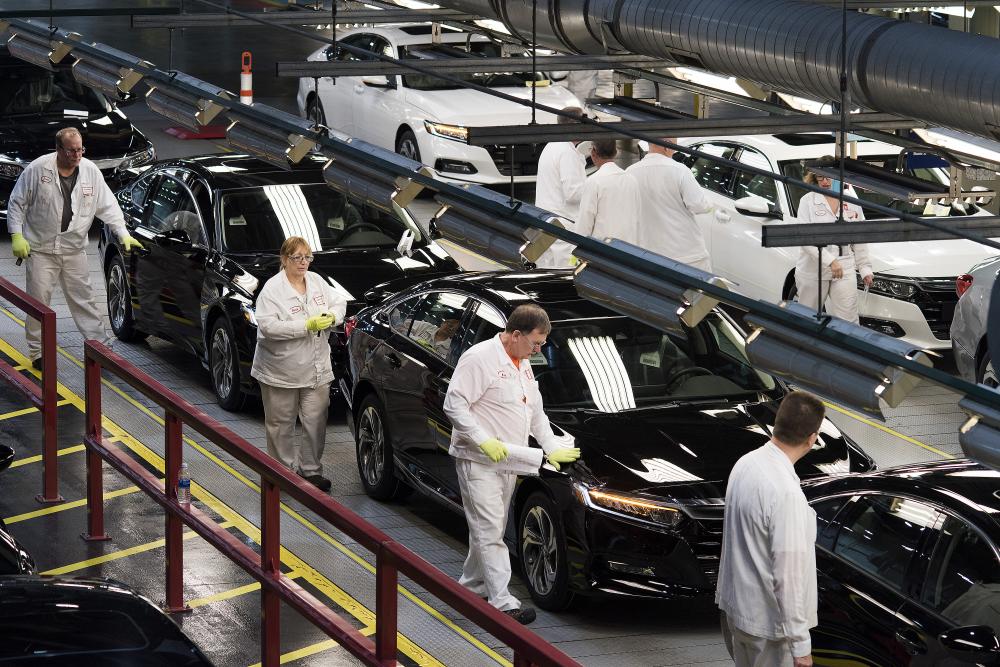 Robot không thể thay thế công nhân trong các nhà máy lắp ráp ô tô