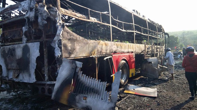 Xe khách chạy Tết bất ngờ bốc cháy trên quốc lộ 14 Xe khách chạy Tết bất ngờ bốc cháy trên quốc lộ 14