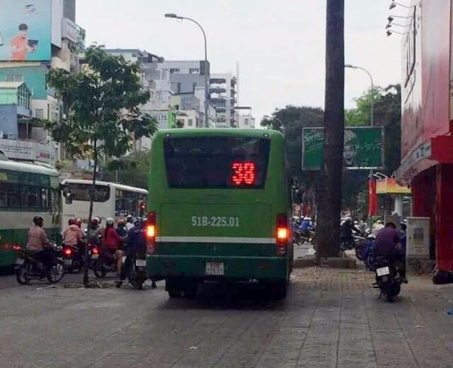 Trường hợp nào lái xe trên vỉa hè không bị thổi phạt? Trường hợp nào lái xe trên vỉa hè không bị thổi phạt?