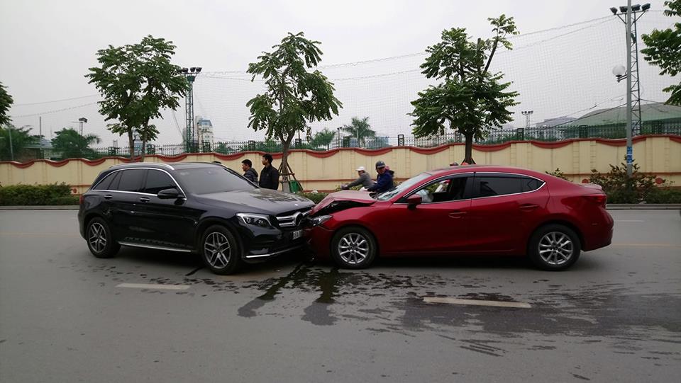 Tai nạn Mazda3 và Mercedes-Benz GLC300 Tai nạn Mazda3 và Mercedes-Benz GLC300