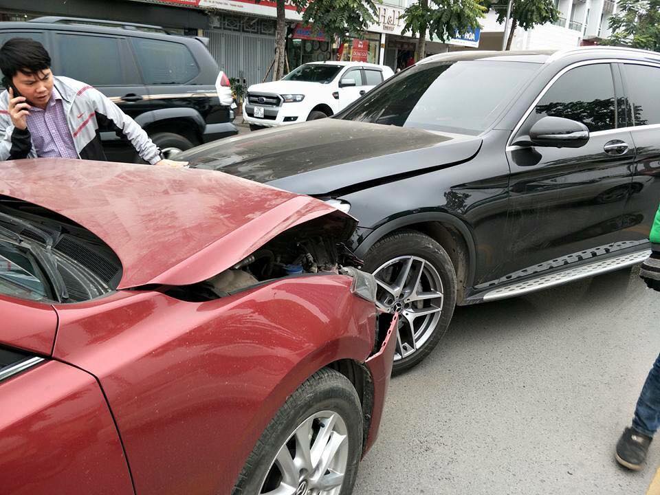 Tai nạn Mazda3 và Mercedes-Benz GLC300 Tai nạn Mazda3 và Mercedes-Benz GLC300