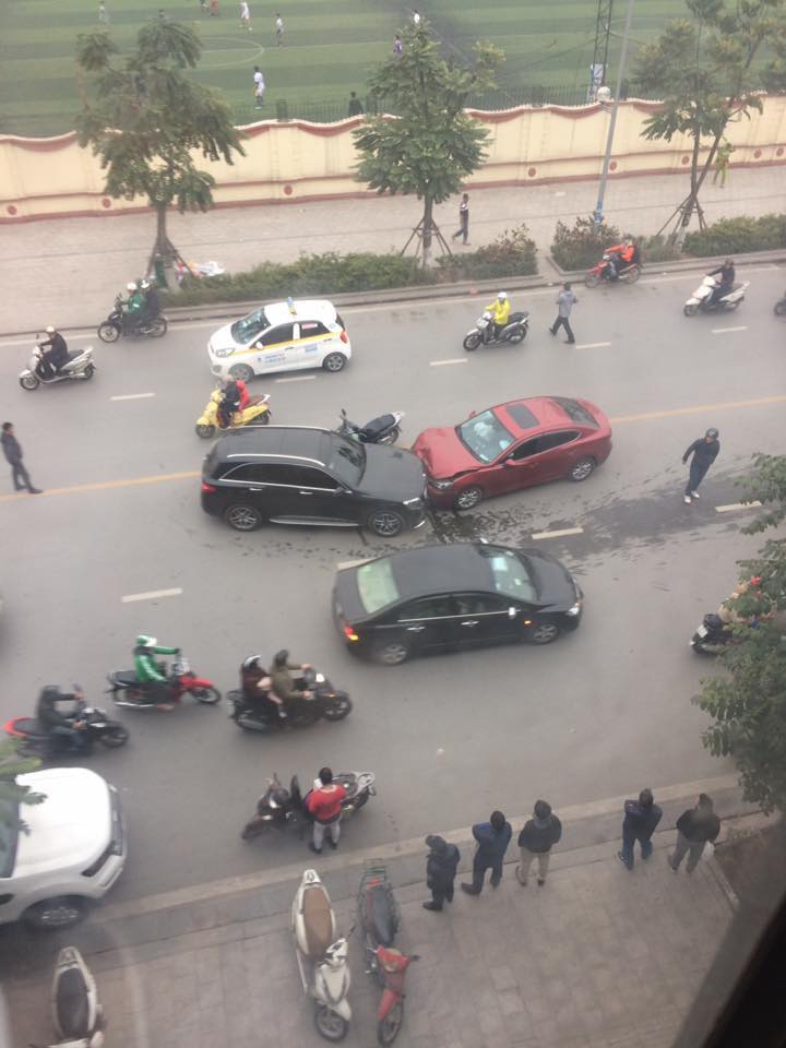 Tai nạn Mazda3 và Mercedes-Benz GLC300