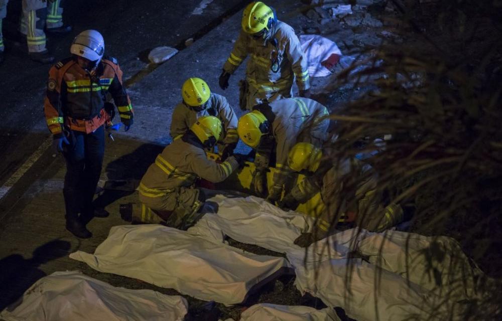 Hong Kong: Tài xế trút giận, xe buýt hai tầng mất lái và lật nhào