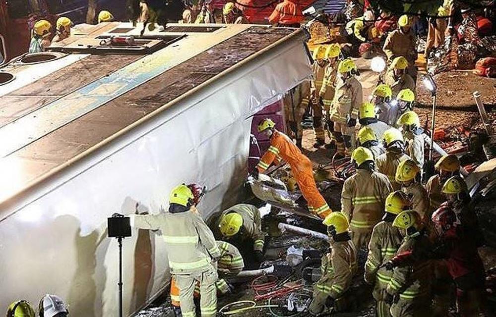 Hong Kong: Tài xế trút giận, xe buýt hai tầng mất lái và lật nhào