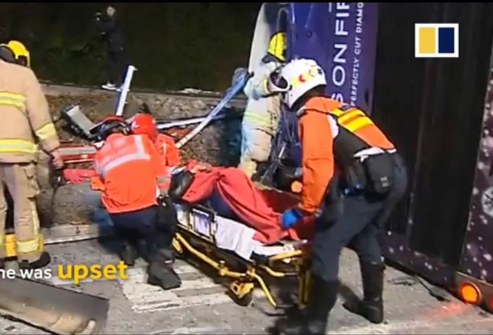 Hong Kong: Tài xế trút giận, xe buýt hai tầng mất lái và lật nhào