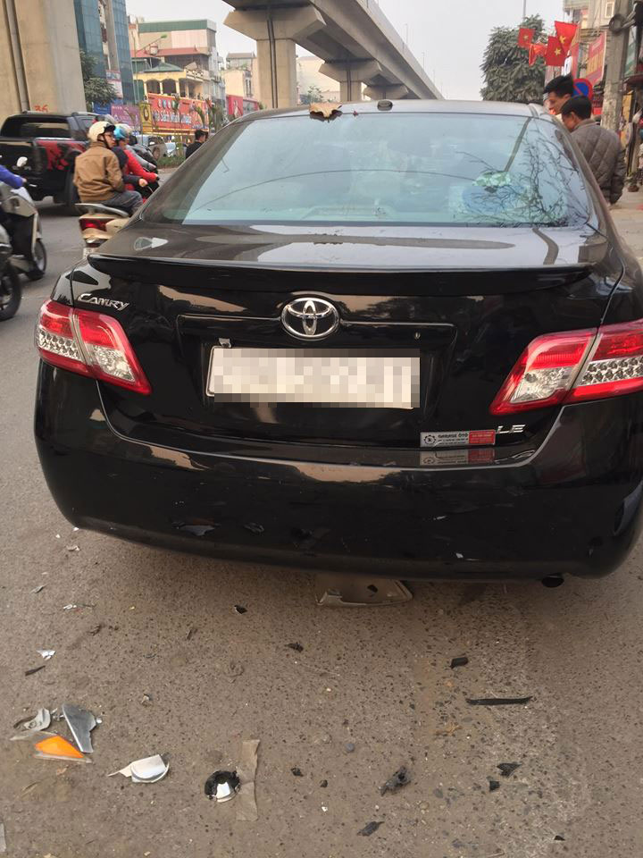 Toyota Camry gây tai nạn