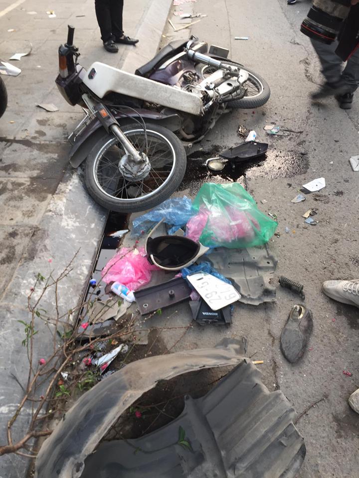 Toyota Camry gây tai nạn