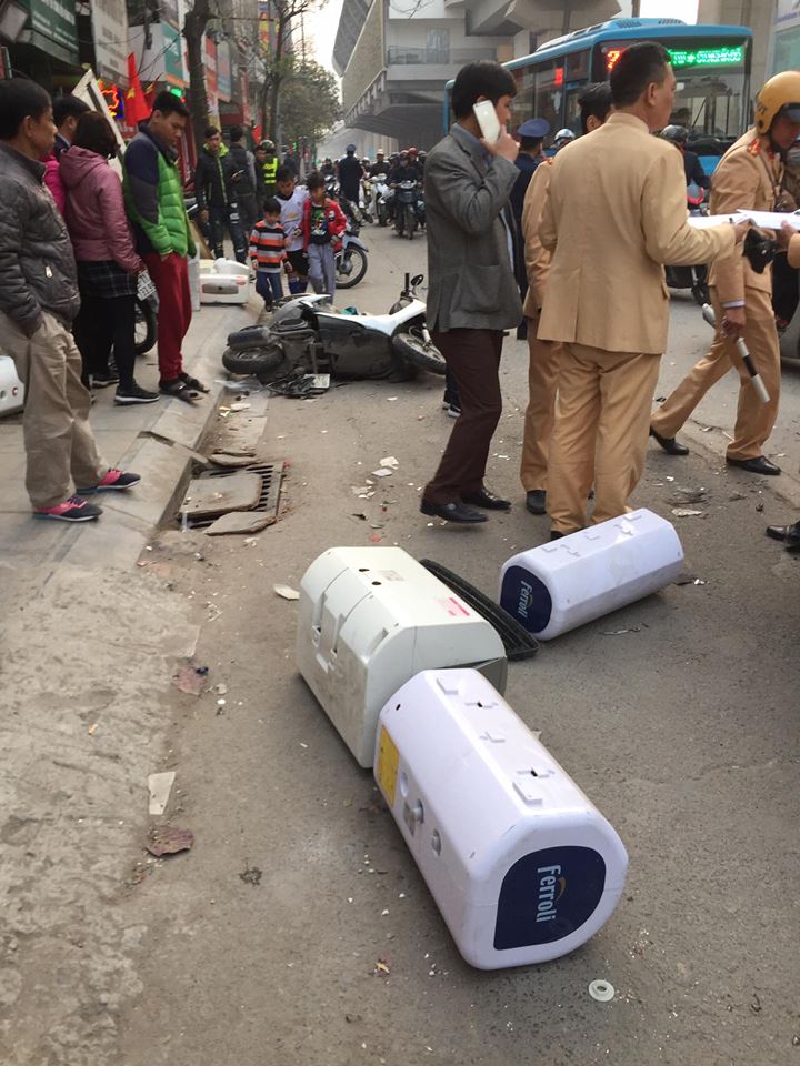 Toyota Camry gây tai nạn