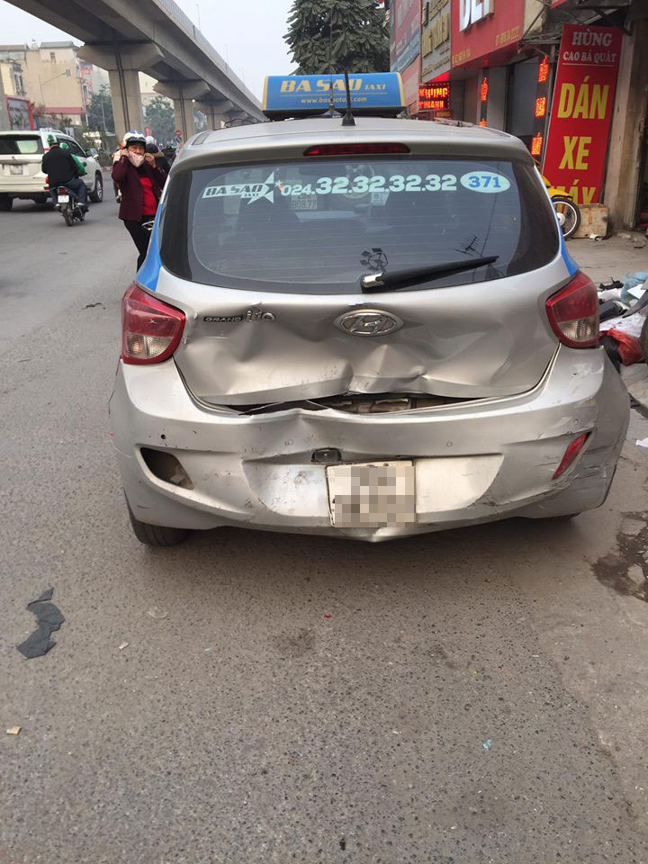 Toyota Camry gây tai nạn