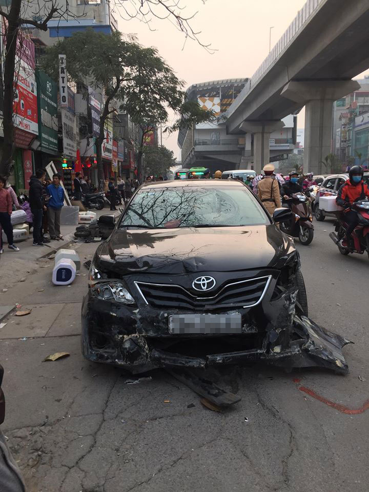 Toyota Camry gây tai nạn