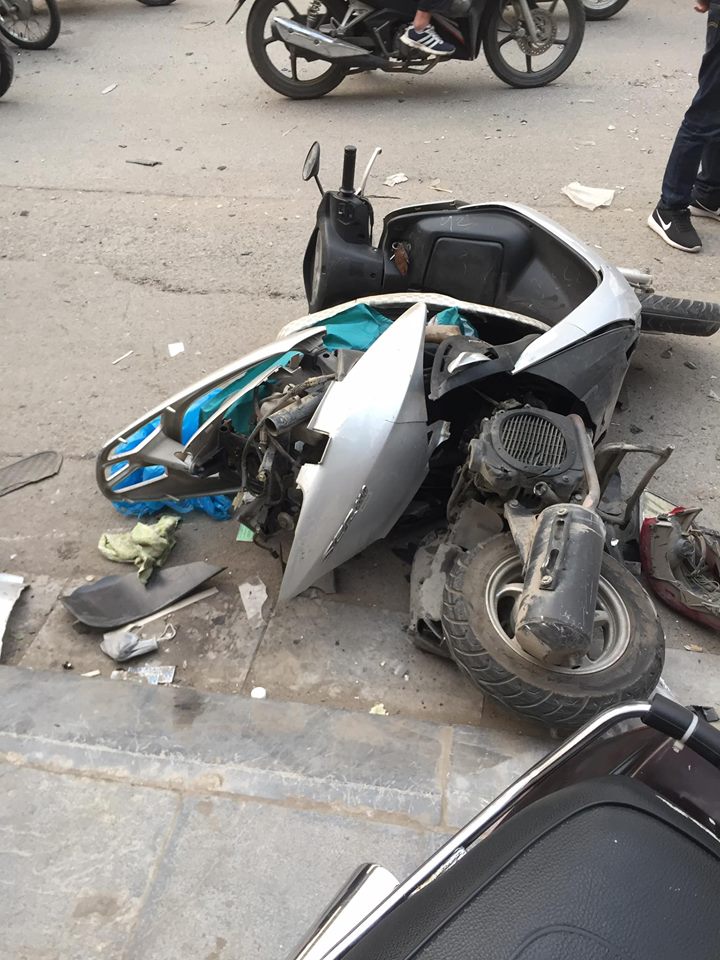 Toyota Camry gây tai nạn