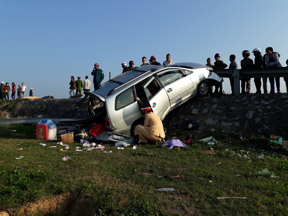 Toyota Innova bị dải ta-luy đâm xuyên