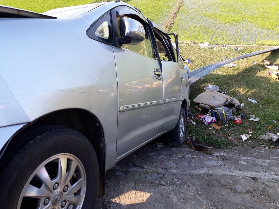 Toyota Innova bị dải ta-luy đâm xuyên