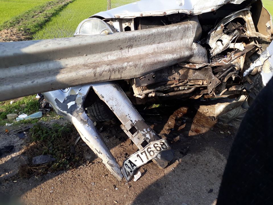 Toyota Innova bị dải ta-luy đâm xuyên