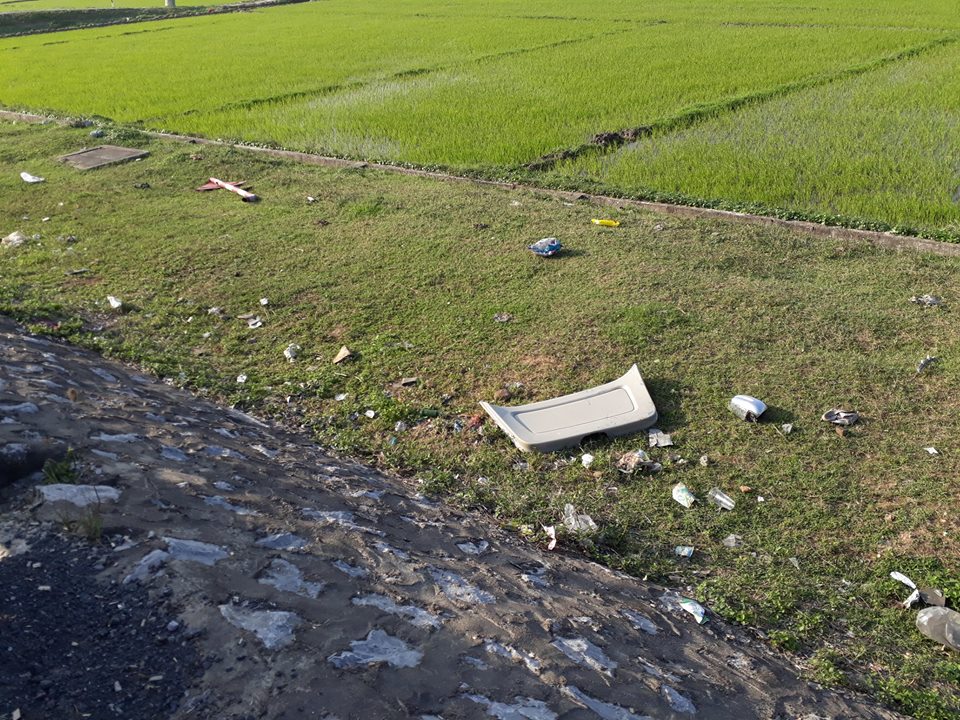 Toyota Innova bị dải ta-luy đâm xuyên