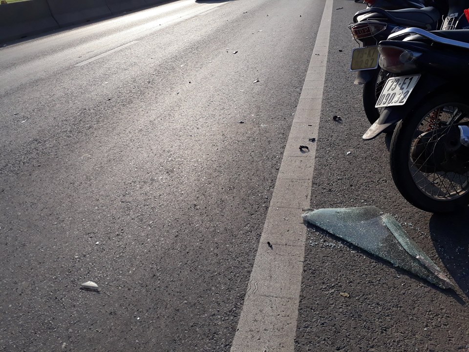 Toyota Innova bị dải ta-luy đâm xuyên