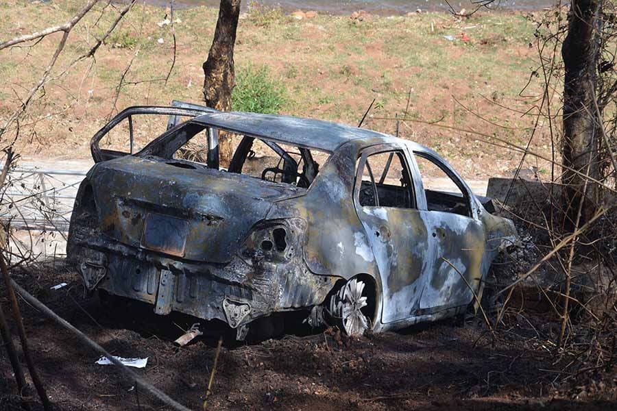 Ô tô 4 chỗ cháy