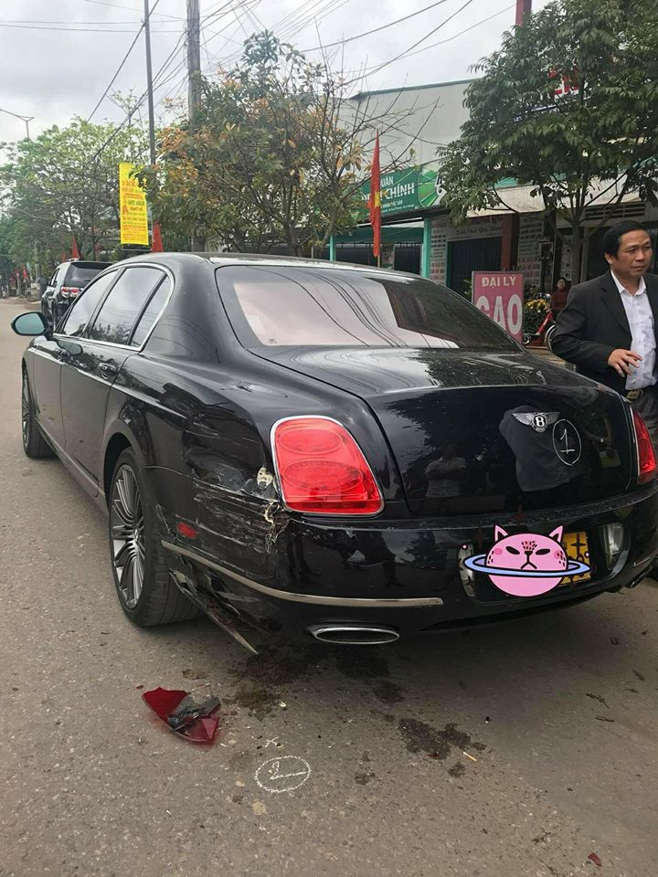 Kia Carens đâm Bentley Continental Flying Spur Speed Kia Carens đâm Bentley Continental Flying Spur Speed