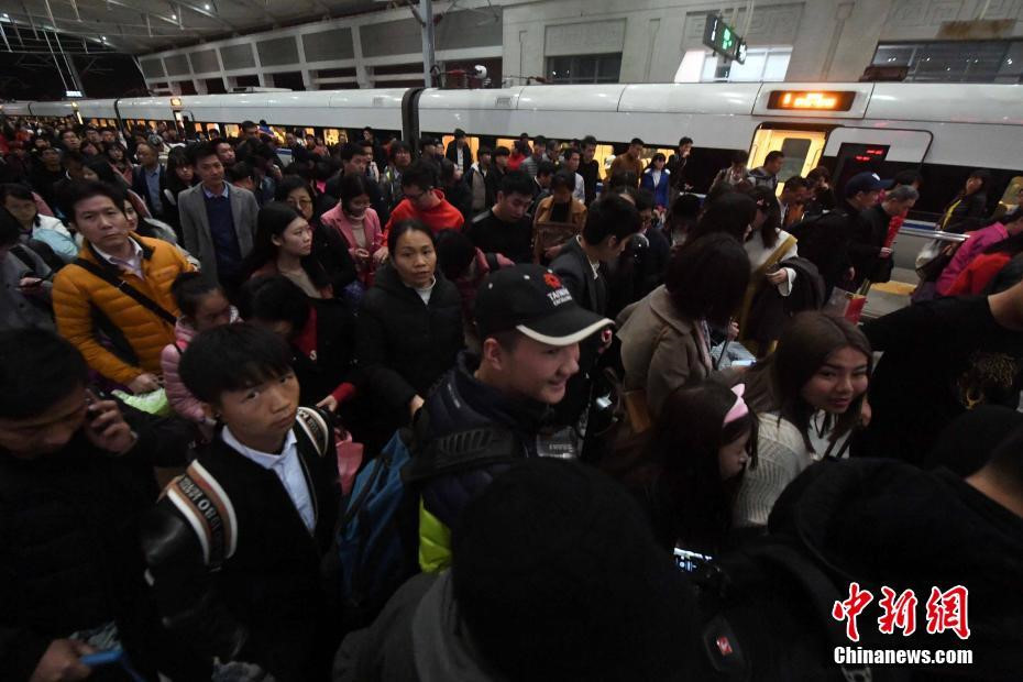 Hãi hùng với cảnh kẹt xe, chờ phà trong 4 ngày ở Trung Quốc sau Tết Hãi hùng với cảnh kẹt xe, chờ phà trong 4 ngày ở Trung Quốc sau Tết