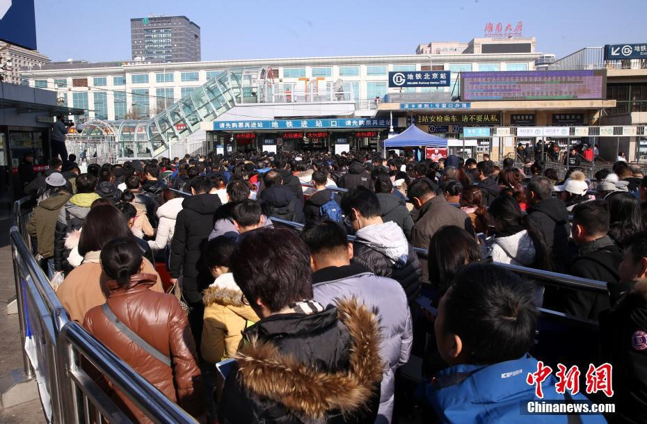 Hãi hùng với cảnh kẹt xe, chờ phà trong 4 ngày ở Trung Quốc sau Tết Hãi hùng với cảnh kẹt xe, chờ phà trong 4 ngày ở Trung Quốc sau Tết