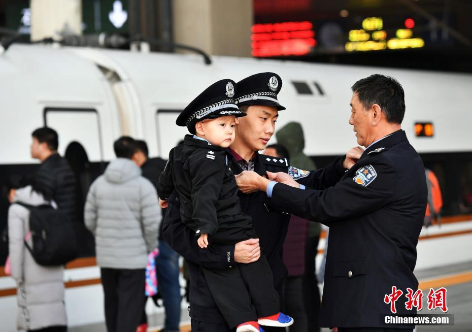 Hãi hùng với cảnh kẹt xe, chờ phà trong 4 ngày ở Trung Quốc sau Tết Hãi hùng với cảnh kẹt xe, chờ phà trong 4 ngày ở Trung Quốc sau Tết