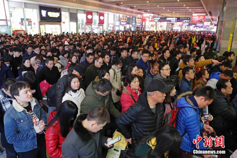 Hãi hùng với cảnh kẹt xe, chờ phà trong 4 ngày ở Trung Quốc sau Tết Hãi hùng với cảnh kẹt xe, chờ phà trong 4 ngày ở Trung Quốc sau Tết