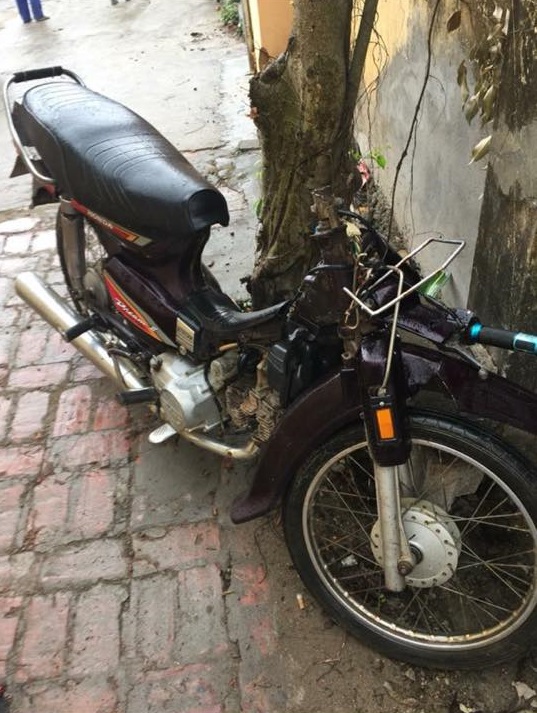 Học sinh đâm xe máy vào ô tô