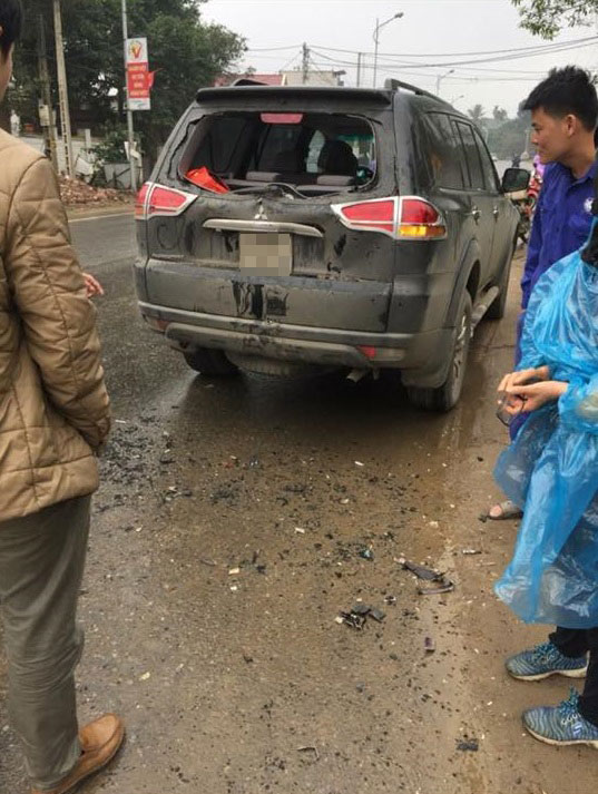 Học sinh đâm xe máy vào ô tô