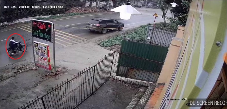 Học sinh đâm xe máy vào ô tô