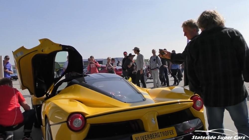 Ferrari LaFerrari đi đổ xăng