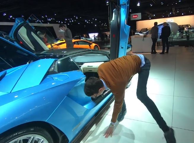 Thanh niên không ngồi vừa Lamborghini Aventador S Thanh niên không ngồi vừa Lamborghini Aventador S