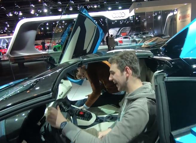 Thanh niên không ngồi vừa Lamborghini Aventador S Thanh niên không ngồi vừa Lamborghini Aventador S