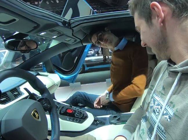 Thanh niên không ngồi vừa Lamborghini Aventador S Thanh niên không ngồi vừa Lamborghini Aventador S