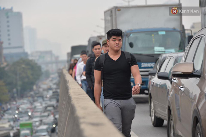 Hà Nội: Vành đai 3 kẹt xe kinh hoàng trong giờ cao điểm sau sự cố tai nạn của xe container Hà Nội: Vành đai 3 kẹt xe kinh hoàng trong giờ cao điểm sau sự cố tai nạn của xe container