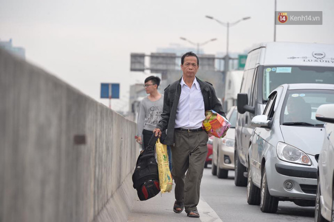 Hà Nội: Vành đai 3 kẹt xe kinh hoàng trong giờ cao điểm sau sự cố tai nạn của xe container Hà Nội: Vành đai 3 kẹt xe kinh hoàng trong giờ cao điểm sau sự cố tai nạn của xe container