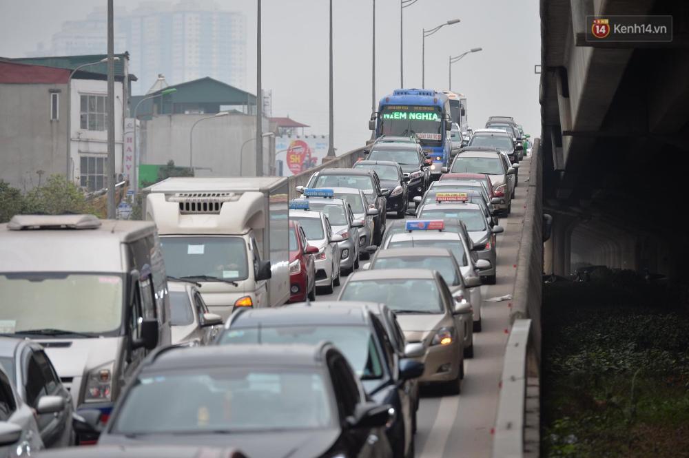 Hà Nội: Vành đai 3 kẹt xe kinh hoàng trong giờ cao điểm sau sự cố tai nạn của xe container Hà Nội: Vành đai 3 kẹt xe kinh hoàng trong giờ cao điểm sau sự cố tai nạn của xe container