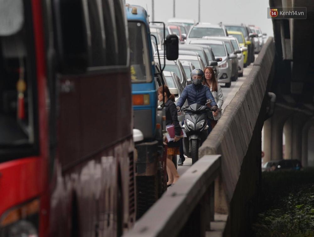Hà Nội: Vành đai 3 kẹt xe kinh hoàng trong giờ cao điểm sau sự cố tai nạn của xe container Hà Nội: Vành đai 3 kẹt xe kinh hoàng trong giờ cao điểm sau sự cố tai nạn của xe container