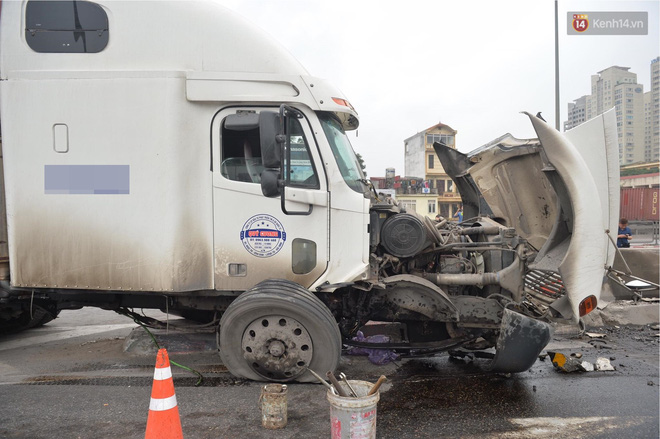 Hà Nội: Vành đai 3 kẹt xe kinh hoàng trong giờ cao điểm sau sự cố tai nạn của xe container Hà Nội: Vành đai 3 kẹt xe kinh hoàng trong giờ cao điểm sau sự cố tai nạn của xe container