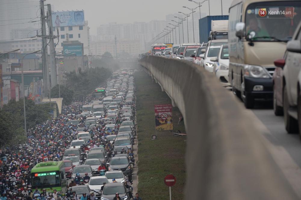 Hà Nội: Vành đai 3 kẹt xe kinh hoàng trong giờ cao điểm sau sự cố tai nạn của xe container Hà Nội: Vành đai 3 kẹt xe kinh hoàng trong giờ cao điểm sau sự cố tai nạn của xe container