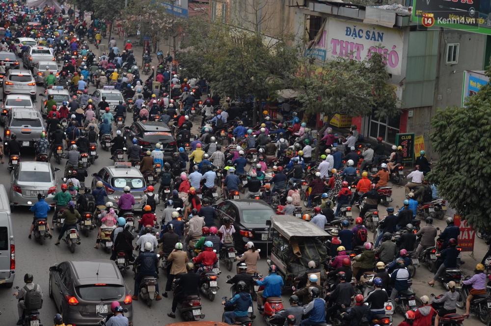 Hà Nội: Vành đai 3 kẹt xe kinh hoàng trong giờ cao điểm sau sự cố tai nạn của xe container Hà Nội: Vành đai 3 kẹt xe kinh hoàng trong giờ cao điểm sau sự cố tai nạn của xe container