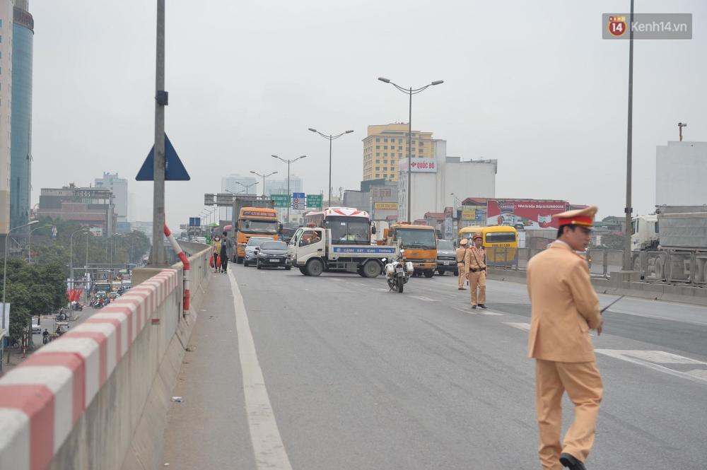 Sự cố tai nạn của một xe container đã dẫn đến tình trạng kẹt xe kinh hoàng trên đường Vành đai 3 (Hà Nội). Hàng nghìn phương tiện lưu thông qua khu vực này phải Sự cố tai nạn của một xe container đã dẫn đến tình trạng kẹt xe kinh hoàng trên đường Vành đai 3 (Hà Nội). Hàng nghìn phương tiện lưu thông qua khu vực này phải